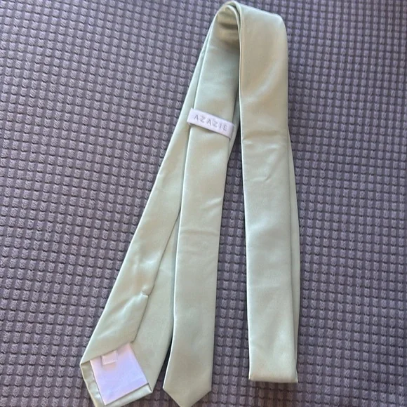 Azazie Gentlemen’s Collection Satin Skinny Tie - Picture 5 of 9